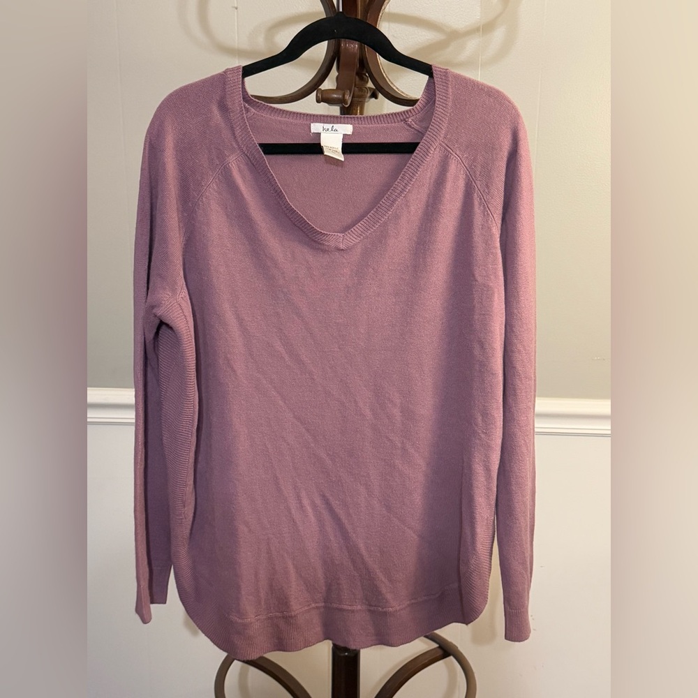 Women's V-Neck Sweater in Soft Lavender